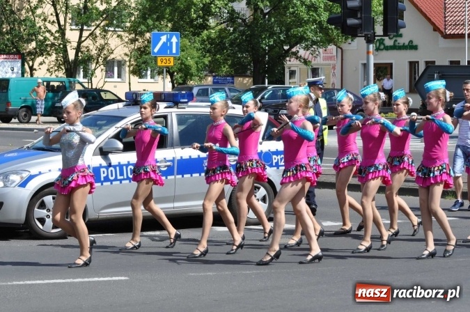 Zdjęcie w galerii na portalu naszraciborz.pl: Śląsk Kraina Wielu Kultur - barwny korowód przeszedł z Rynku na raciborski zamek wiadomości z regionu