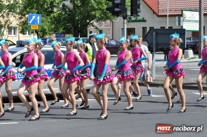 Zdjęcie w galerii na portalu naszraciborz.pl: Śląsk Kraina Wielu Kultur - barwny korowód przeszedł z Rynku na raciborski zamek wiadomości z regionu