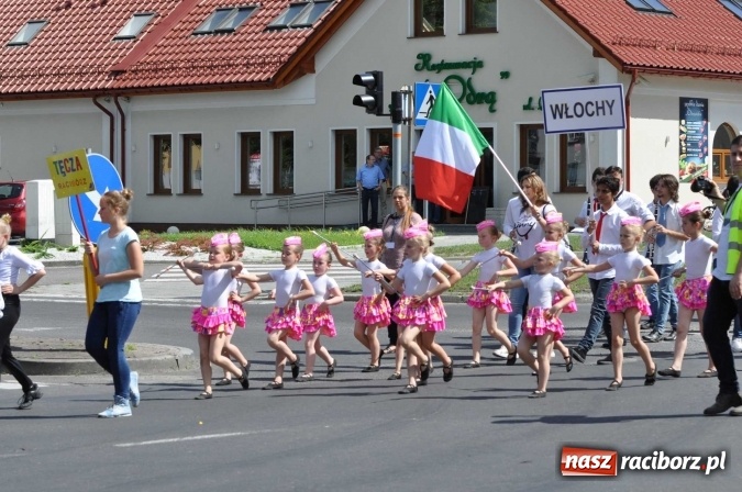 Zdjęcie w galerii na portalu naszraciborz.pl: Śląsk Kraina Wielu Kultur - barwny korowód przeszedł z Rynku na raciborski zamek wiadomości z regionu