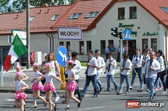 Zdjęcie w galerii na portalu naszraciborz.pl: Śląsk Kraina Wielu Kultur - barwny korowód przeszedł z Rynku na raciborski zamek wiadomości z regionu