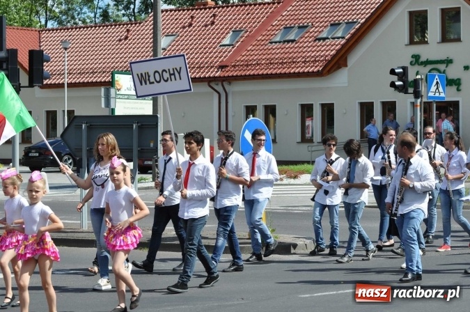 Zdjęcie w galerii na portalu naszraciborz.pl: Śląsk Kraina Wielu Kultur - barwny korowód przeszedł z Rynku na raciborski zamek wiadomości z regionu