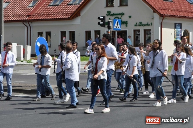 Zdjęcie w galerii na portalu naszraciborz.pl: Śląsk Kraina Wielu Kultur - barwny korowód przeszedł z Rynku na raciborski zamek wiadomości z regionu