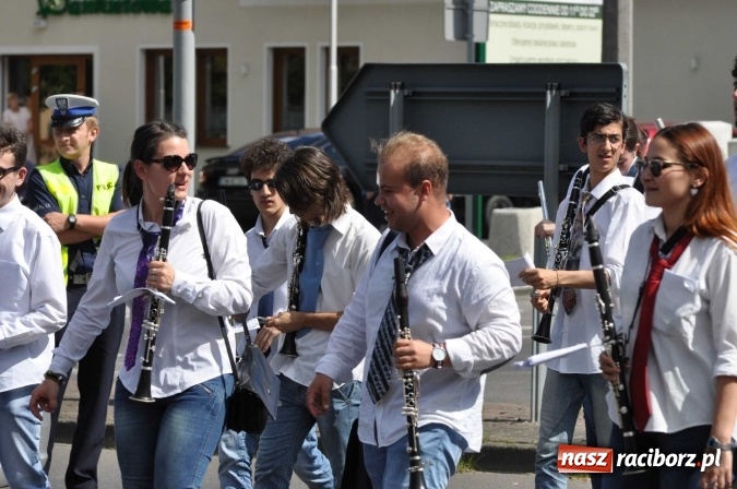 Zdjęcie w galerii na portalu naszraciborz.pl: Śląsk Kraina Wielu Kultur - barwny korowód przeszedł z Rynku na raciborski zamek wiadomości z regionu