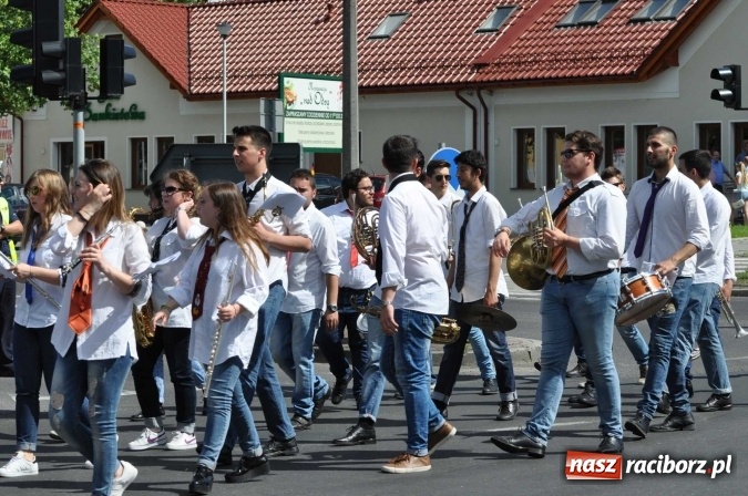 Zdjęcie w galerii na portalu naszraciborz.pl: Śląsk Kraina Wielu Kultur - barwny korowód przeszedł z Rynku na raciborski zamek wiadomości z regionu