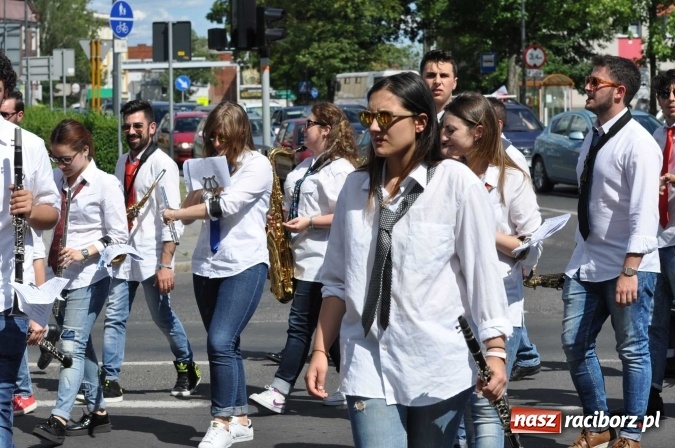 Zdjęcie w galerii na portalu naszraciborz.pl: Śląsk Kraina Wielu Kultur - barwny korowód przeszedł z Rynku na raciborski zamek wiadomości z regionu