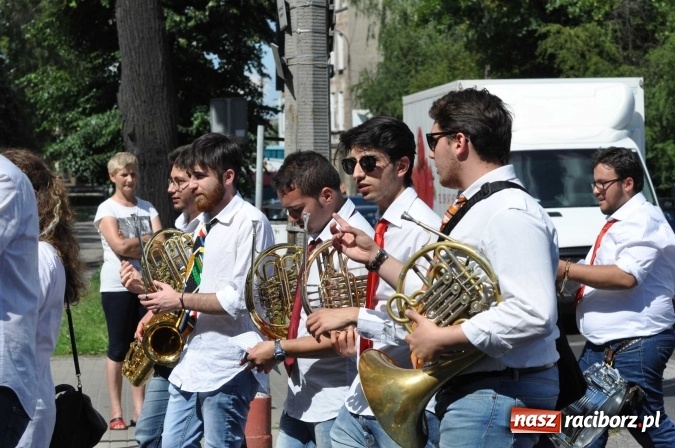 Zdjęcie w galerii na portalu naszraciborz.pl: Śląsk Kraina Wielu Kultur - barwny korowód przeszedł z Rynku na raciborski zamek wiadomości z regionu