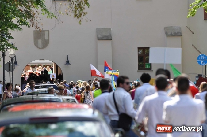 Zdjęcie w galerii na portalu naszraciborz.pl: Śląsk Kraina Wielu Kultur - barwny korowód przeszedł z Rynku na raciborski zamek wiadomości z regionu