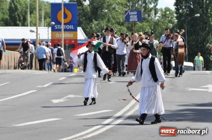 Zdjęcie w galerii na portalu naszraciborz.pl: Śląsk Kraina Wielu Kultur - barwny korowód przeszedł z Rynku na raciborski zamek wiadomości z regionu