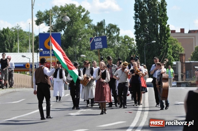 Zdjęcie w galerii na portalu naszraciborz.pl: Śląsk Kraina Wielu Kultur - barwny korowód przeszedł z Rynku na raciborski zamek wiadomości z regionu