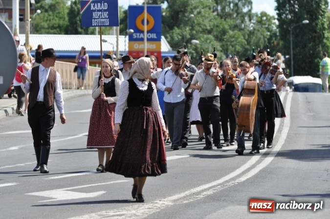 Zdjęcie w galerii na portalu naszraciborz.pl: Śląsk Kraina Wielu Kultur - barwny korowód przeszedł z Rynku na raciborski zamek wiadomości z regionu