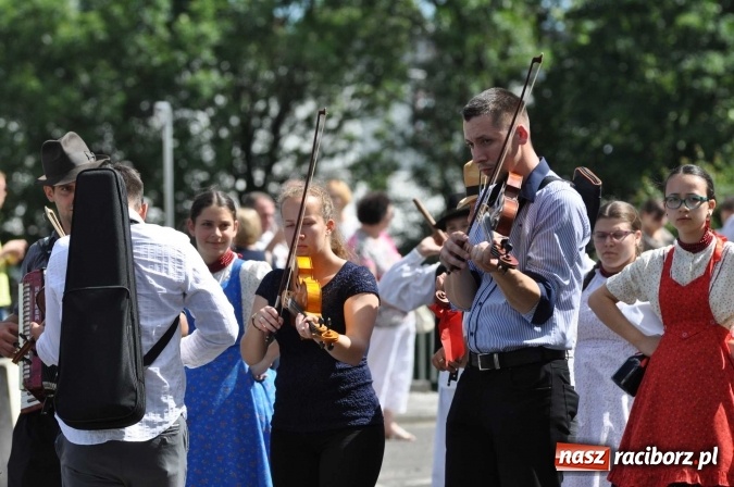 Zdjęcie w galerii na portalu naszraciborz.pl: Śląsk Kraina Wielu Kultur - barwny korowód przeszedł z Rynku na raciborski zamek wiadomości z regionu
