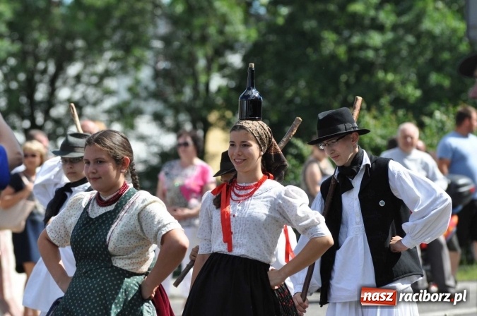 Zdjęcie w galerii na portalu naszraciborz.pl: Śląsk Kraina Wielu Kultur - barwny korowód przeszedł z Rynku na raciborski zamek wiadomości z regionu