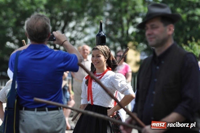 Zdjęcie w galerii na portalu naszraciborz.pl: Śląsk Kraina Wielu Kultur - barwny korowód przeszedł z Rynku na raciborski zamek wiadomości z regionu