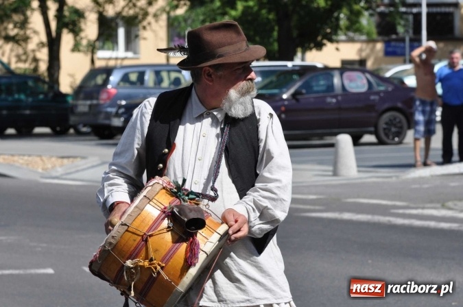 Zdjęcie w galerii na portalu naszraciborz.pl: Śląsk Kraina Wielu Kultur - barwny korowód przeszedł z Rynku na raciborski zamek wiadomości z regionu
