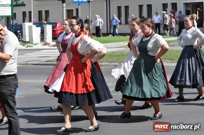 Zdjęcie w galerii na portalu naszraciborz.pl: Śląsk Kraina Wielu Kultur - barwny korowód przeszedł z Rynku na raciborski zamek wiadomości z regionu