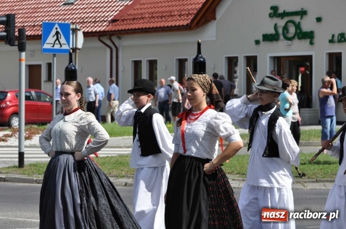 Zdjęcie w galerii na portalu naszraciborz.pl: Śląsk Kraina Wielu Kultur - barwny korowód przeszedł z Rynku na raciborski zamek wiadomości z regionu