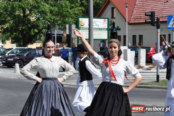 Zdjęcie w galerii na portalu naszraciborz.pl: Śląsk Kraina Wielu Kultur - barwny korowód przeszedł z Rynku na raciborski zamek wiadomości z regionu