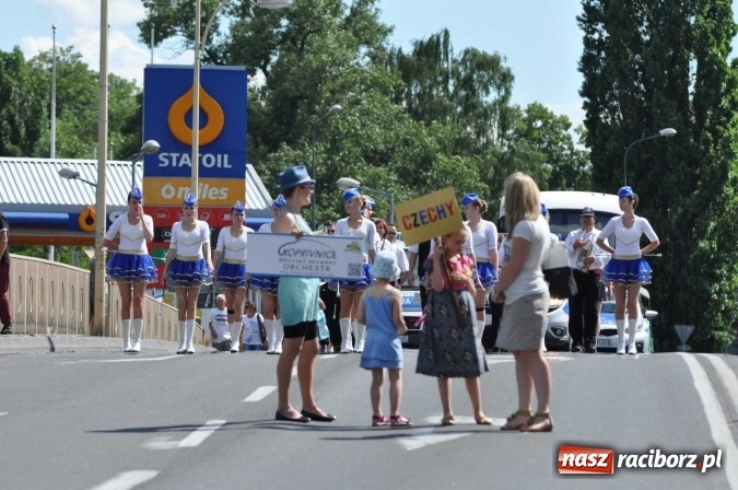 Zdjęcie w galerii na portalu naszraciborz.pl: Śląsk Kraina Wielu Kultur - barwny korowód przeszedł z Rynku na raciborski zamek wiadomości z regionu