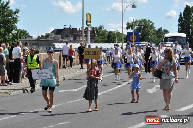 Zdjęcie w galerii na portalu naszraciborz.pl: Śląsk Kraina Wielu Kultur - barwny korowód przeszedł z Rynku na raciborski zamek wiadomości z regionu