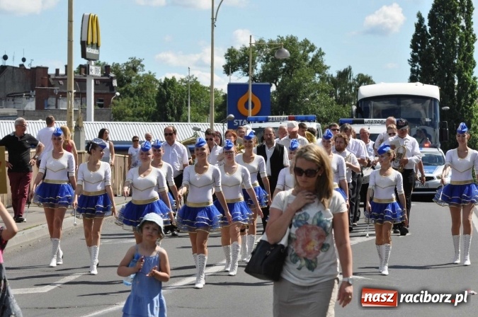 Zdjęcie w galerii na portalu naszraciborz.pl: Śląsk Kraina Wielu Kultur - barwny korowód przeszedł z Rynku na raciborski zamek wiadomości z regionu