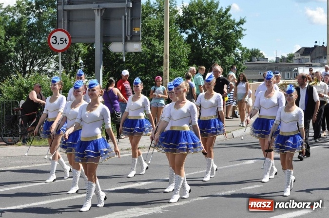 Zdjęcie w galerii na portalu naszraciborz.pl: Śląsk Kraina Wielu Kultur - barwny korowód przeszedł z Rynku na raciborski zamek wiadomości z regionu