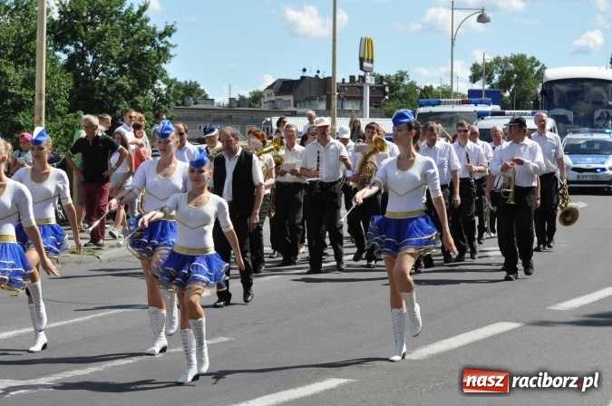 Zdjęcie w galerii na portalu naszraciborz.pl: Śląsk Kraina Wielu Kultur - barwny korowód przeszedł z Rynku na raciborski zamek wiadomości z regionu