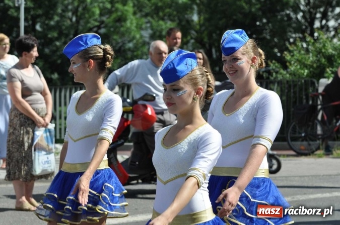 Zdjęcie w galerii na portalu naszraciborz.pl: Śląsk Kraina Wielu Kultur - barwny korowód przeszedł z Rynku na raciborski zamek wiadomości z regionu