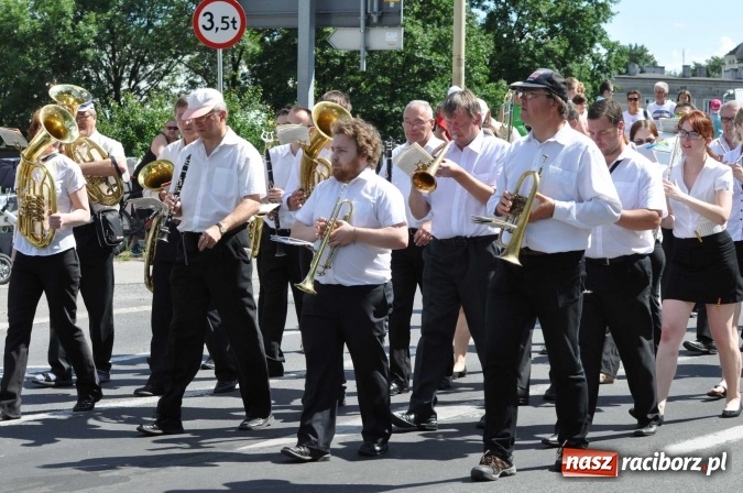 Zdjęcie w galerii na portalu naszraciborz.pl: Śląsk Kraina Wielu Kultur - barwny korowód przeszedł z Rynku na raciborski zamek wiadomości z regionu