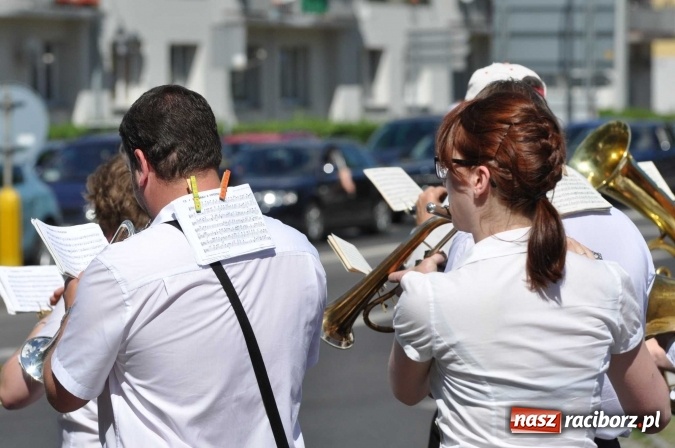 Zdjęcie w galerii na portalu naszraciborz.pl: Śląsk Kraina Wielu Kultur - barwny korowód przeszedł z Rynku na raciborski zamek wiadomości z regionu
