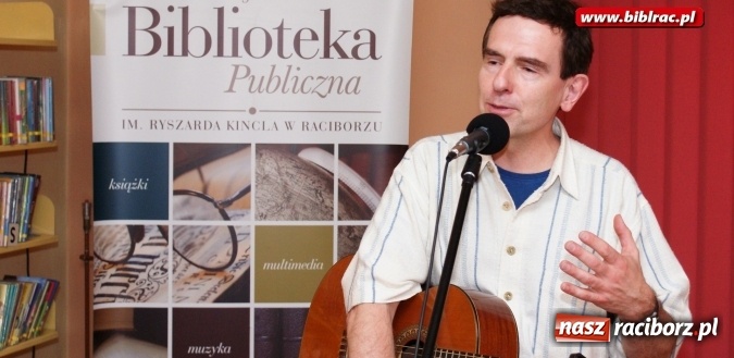 Zdjęcie w galerii na portalu naszraciborz.pl:  Recital Kuby Michalskiego w bibliotece wiadomości z regionu