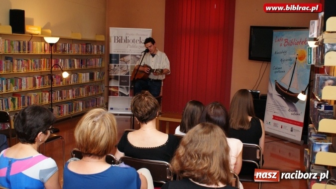 Zdjęcie w galerii na portalu naszraciborz.pl:  Recital Kuby Michalskiego w bibliotece wiadomości z regionu