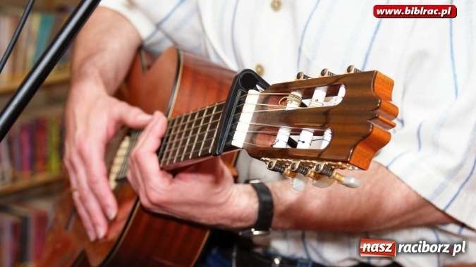 Zdjęcie w galerii na portalu naszraciborz.pl:  Recital Kuby Michalskiego w bibliotece wiadomości z regionu