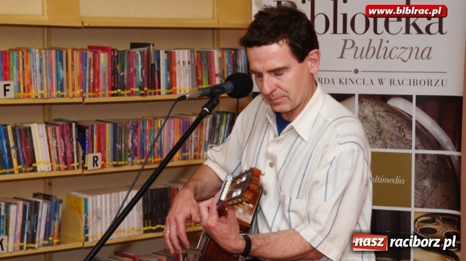 Zdjęcie w galerii na portalu naszraciborz.pl:  Recital Kuby Michalskiego w bibliotece wiadomości z regionu
