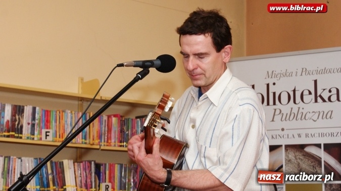 Zdjęcie w galerii na portalu naszraciborz.pl:  Recital Kuby Michalskiego w bibliotece wiadomości z regionu