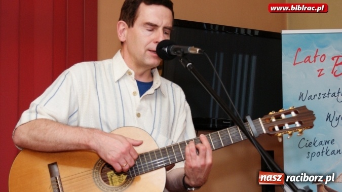 Zdjęcie w galerii na portalu naszraciborz.pl:  Recital Kuby Michalskiego w bibliotece wiadomości z regionu