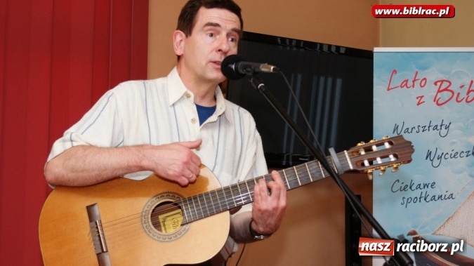 Zdjęcie w galerii na portalu naszraciborz.pl:  Recital Kuby Michalskiego w bibliotece wiadomości z regionu