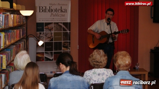 Zdjęcie w galerii na portalu naszraciborz.pl:  Recital Kuby Michalskiego w bibliotece wiadomości z regionu