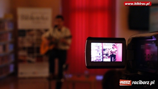 Zdjęcie w galerii na portalu naszraciborz.pl:  Recital Kuby Michalskiego w bibliotece wiadomości z regionu
