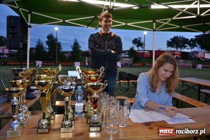 Zdjęcie w galerii na portalu naszraciborz.pl: Nocne zawody strażackie w Bolesławiu. Emocje i frekwencja jak na Euro wiadomości z regionu