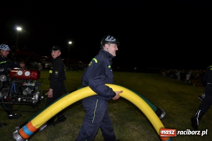 Zdjęcie w galerii na portalu naszraciborz.pl: Nocne zawody strażackie w Bolesławiu. Emocje i frekwencja jak na Euro wiadomości z regionu