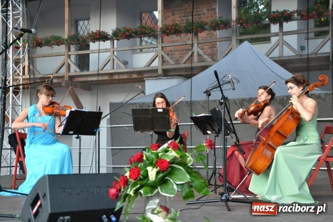 Zdjęcie w galerii na portalu naszraciborz.pl: Koncert w wykonaniu zespołu Escape na Zamku Piastowskim wiadomości z regionu