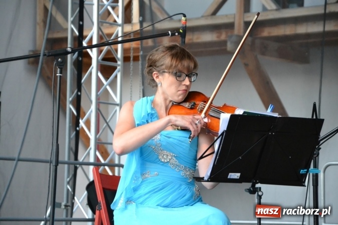 Zdjęcie w galerii na portalu naszraciborz.pl: Koncert w wykonaniu zespołu Escape na Zamku Piastowskim wiadomości z regionu