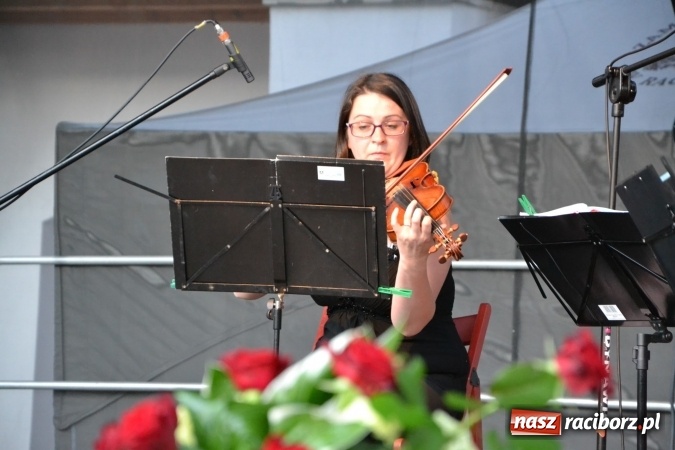 Zdjęcie w galerii na portalu naszraciborz.pl: Koncert w wykonaniu zespołu Escape na Zamku Piastowskim wiadomości z regionu