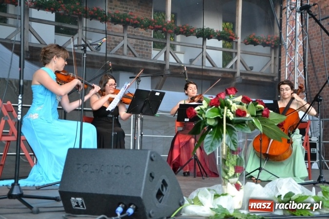 Zdjęcie w galerii na portalu naszraciborz.pl: Koncert w wykonaniu zespołu Escape na Zamku Piastowskim wiadomości z regionu