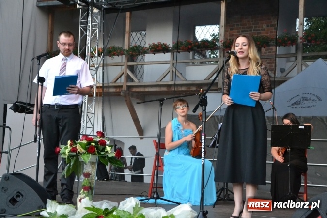 Zdjęcie w galerii na portalu naszraciborz.pl: Koncert w wykonaniu zespołu Escape na Zamku Piastowskim wiadomości z regionu