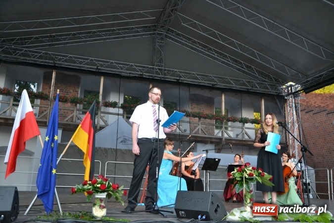 Zdjęcie w galerii na portalu naszraciborz.pl: Koncert w wykonaniu zespołu Escape na Zamku Piastowskim wiadomości z regionu