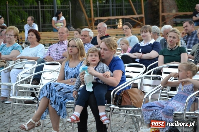 Zdjęcie w galerii na portalu naszraciborz.pl: Koncert w wykonaniu zespołu Escape na Zamku Piastowskim wiadomości z regionu