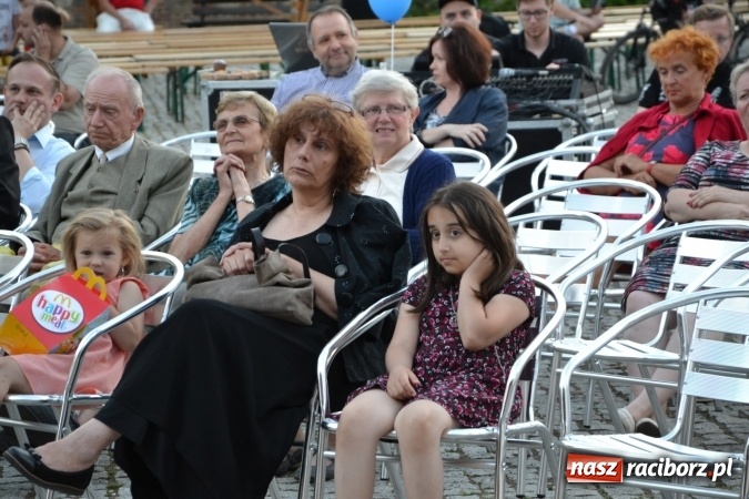 Zdjęcie w galerii na portalu naszraciborz.pl: Koncert w wykonaniu zespołu Escape na Zamku Piastowskim wiadomości z regionu