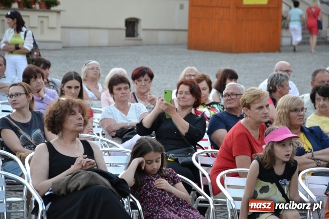 Zdjęcie w galerii na portalu naszraciborz.pl: Koncert w wykonaniu zespołu Escape na Zamku Piastowskim wiadomości z regionu