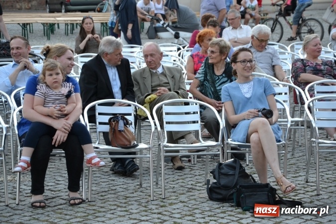 Zdjęcie w galerii na portalu naszraciborz.pl: Koncert w wykonaniu zespołu Escape na Zamku Piastowskim wiadomości z regionu